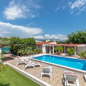  Villa Holiday